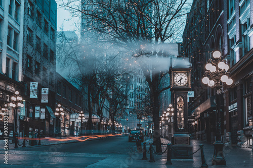 Cuadros en Lienzo The famous Steam Clock in Gastown in Vancouver city with cars light trails at ni