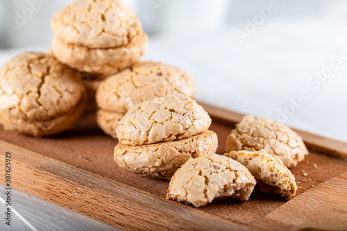 Fotografía Acibadem kurabiyesi is a traditional Turkish biscuit made of bitter almonds, sugar and egg whites
