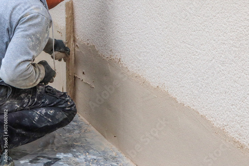 Fotografía Travaux d'étanchéité d'une maison par un maçon utilisant une taloche