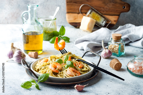Fotomural Italian pasta spaghetti with grilled shrimps, pesto sauce and fresh basil leaves