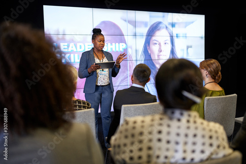 Cuadros en Lienzo Female-driven presentation by pretty millennial African American
