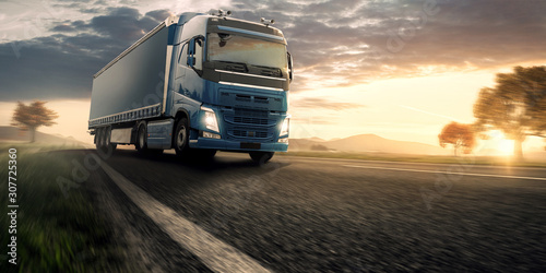 Fotomural LKW liefert bei Sonnenaufgang