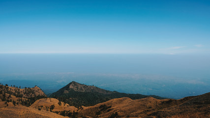 Wall Mural - Vue panoramique au sommet du volcan Rinjani sur l'île de Lombok