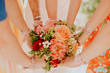 © lorabarra - La mariée, son bouquet et ses copines !