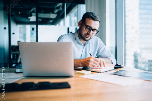 Fotomural Professional expert working with information for business report about corporate