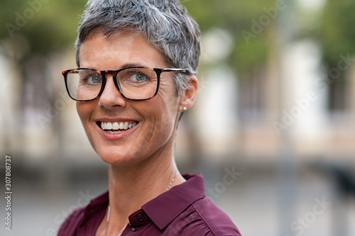 Fotomural Happy mature woman with spectacles