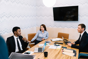 Poster - Business people discussing ideas at workplace