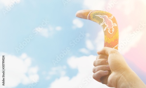 Fotomural The hand catches the Australian boomerang