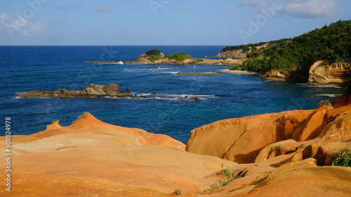 Fotografía Red Rock volcanic outcrop at Calibishie, Dominica