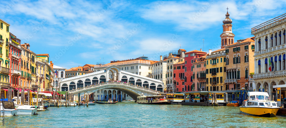 Panorama of Grand Canal, Venice, Italy. Rialto Bridge in the distance. It is famous landmark of Venice. - obrazy, fototapety, plakaty 