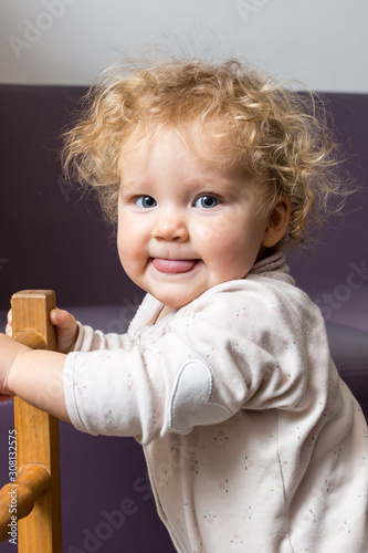 Bebe Fille Debout Tire La Langue Stock Photo Adobe Stock Bebe Fille Debout Tire La Langue Stock Photo Adobe Stock