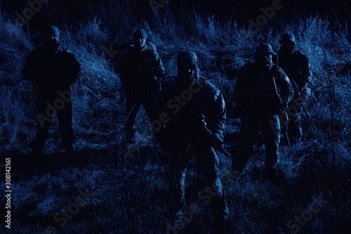 Fotomural Army soldiers crew patrolling territory at night