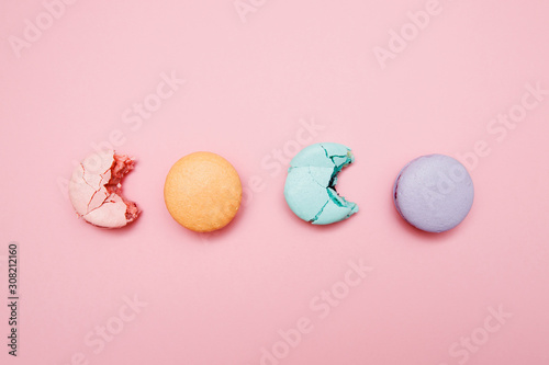 Fotografía Colorful Cake macaron or macaroon on pink background, pastel color