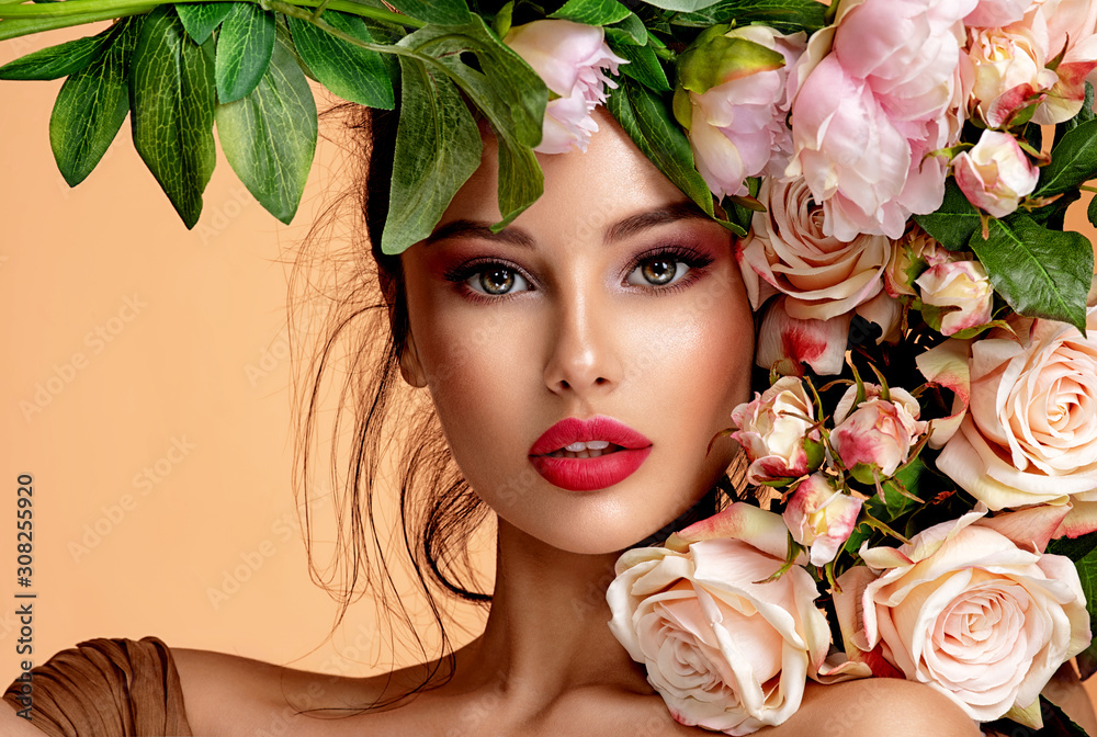 Piękna biała dziewczyna z kwiatami. Oszałamiająca brunetka dziewczyna z  dużym bukietem kwiatów róż, obrazy, fototapety, plakaty - BajeczneObrazy.pl