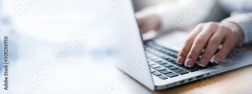Fotomural Business woman working on modern computer banner or panorama
