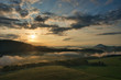 © zimuwe - Faszinierende, beeindruckende Morgenstimmung mit Nebel über den Elbe, Täler im Nationalpark Sächsische Schweiz. Blick von der Kaiserkrone auf Zirkelstein, Rosenberg, Schrammsteine bis Lilienstein.