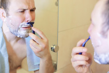 Мужчина бреет видео. Мужчина бреется. До и после бритья. Бритье в душе. Процесс бритья.