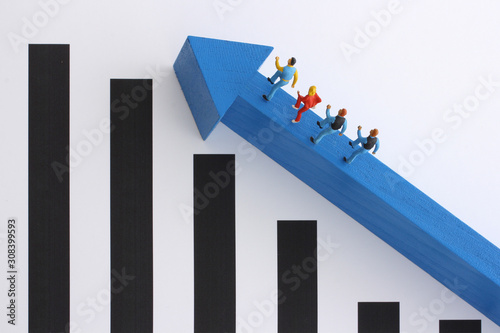 景気の上昇と下降の棒グラフと矢印 Stock Photo Adobe Stock