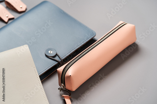 Fotografía Set of handmade leather goods, key holder rings, wallet, purse, notepad, handboo