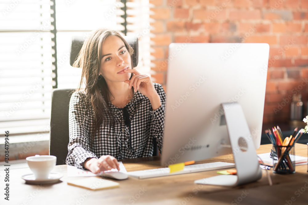 Woman working with computer at office - obrazy, fototapety, plakaty 