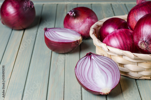 Fotografía Red onions in a wicker basket