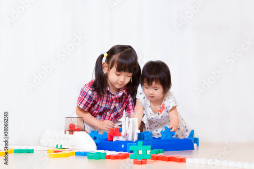 ブロックで遊ぶ幼い女の子2人 遊び 姉妹 仲良し 知育イメージ Foto De Stock Adobe Stock