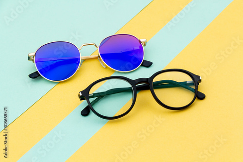 Fotografía Cool and creative Eyeglasses with colorful background