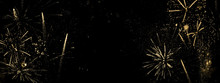 Goldenes Feuerwerk auf schwarzem Hintergrund-abstrakter Hintergrund, Banner für Silvester und Neujahr oder Geburtstag