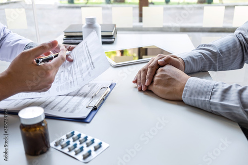 Fotomural Doctor and patient are discussing consultation about symptom problem diagnosis o