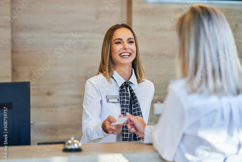 Fotomural Receptionist and businesswoman at hotel front desk