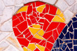 © kobra78 - Rote, gelbe und weisse Mosaiksteinchen kunstvoll handwerklich als Dekoelement einer Sitzbank