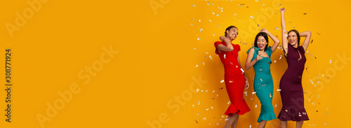 Three Happy Girls In Dresses Having Fun With Confetti, Studio Tableau sur Toile