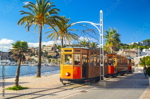 Obraz tramwaj  slynny-pomaranczowy-tramwaj-kursuje-z-soller-do-port-de-soller-na-majorce-w-hiszpanii