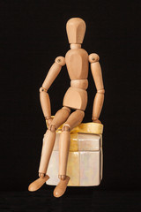 Canvas Print - wooden mannequin with gift 