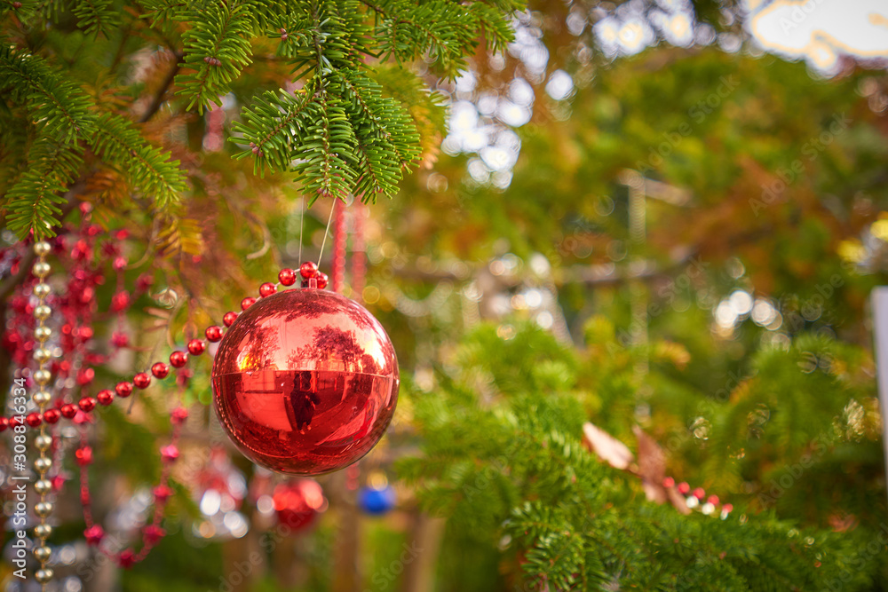 クリスマスツリーと赤い玉などの飾り Stock Photo | Adobe Stock クリスマスツリーと赤い玉などの飾り Stock Photo | Adobe Stock