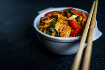 Canvas Print - Asian noodles with chicken meat