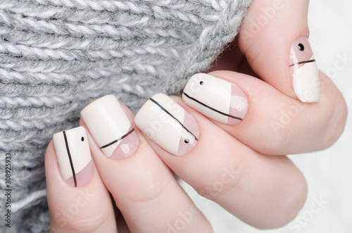 beige nude manicure with geometric print with dots and lines Lerretsbilde