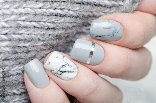 Fotografía white grey marble manicure with silver stripe on grey background
