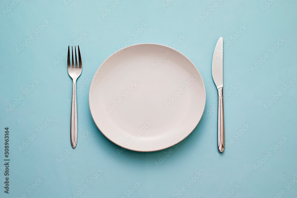 Clean empty white plate with knife and fork - obrazy, fototapety, plakaty 