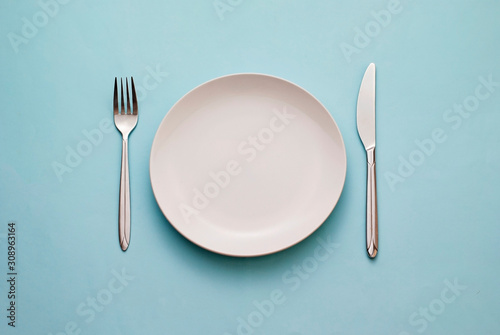 Cuadros en Lienzo Clean empty white plate with knife and fork