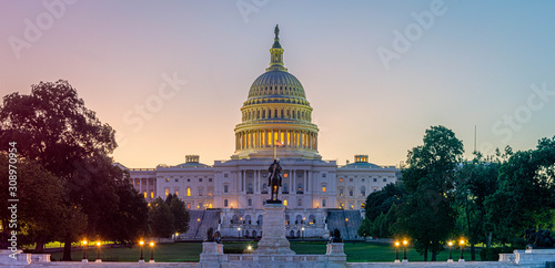 Fotomural Panoramic image of the Capitol of the United States in morning light