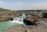 Fototapeta  - Wodospad na rzece, zielono, góry, Islandia