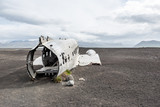 Fototapeta  - Wrak samolotu na plaży, rozbity amerykański samolot, Islandia