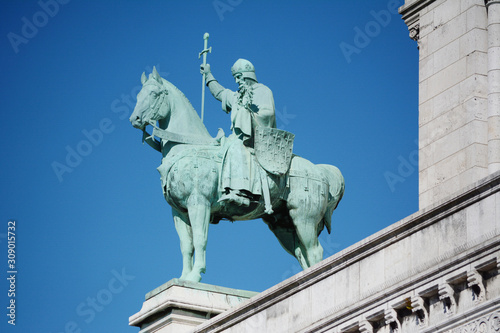 Fotografía Bronze statue of King Saint Louis IX on exterior of the Sacre Coeur