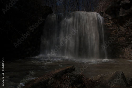 Fototapeta na szkło Hayden Run Falls we wczesnej wiośnie, Columbus, Ohio