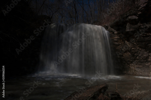 Fototapeta na szkło Hayden Run Falls we wczesnej wiośnie, Columbus, Ohio