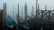 Gondeln im Nebel in Venedig, Nebel am Markusplatz in Venedig italien