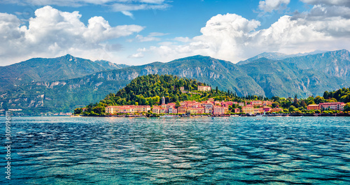 Fotomural Popular tourist destination - Bellagio town, view from ferry boat