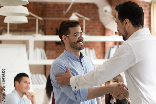 Fotomural Middle east appearance boss praising employee express respect shaking hands