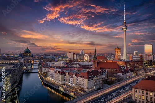 Panorama der Skyline von Berlin, Deutschland, bei Sonnenuntergang mit dem Fluss Canvas Print